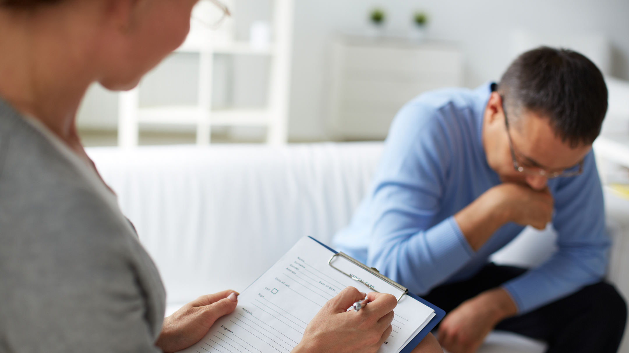 Foto de acompañamiento emocional, mujer sonriendo en consulta